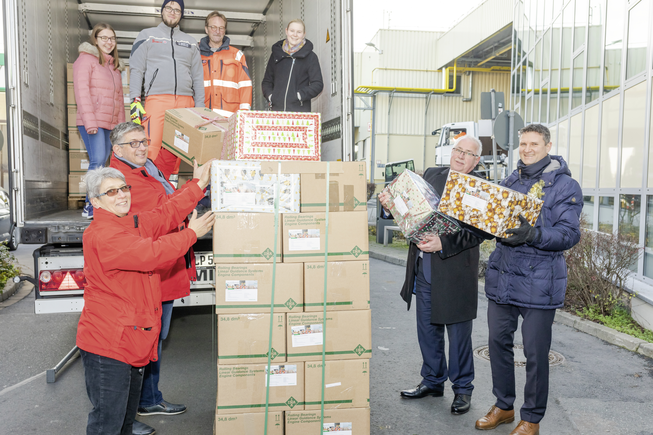 Schaeffler Mitarbeiter Schicken Fast 600 Pakete Nach Sudost Europa Pressemitteilungen Schaeffler Industrial Drives