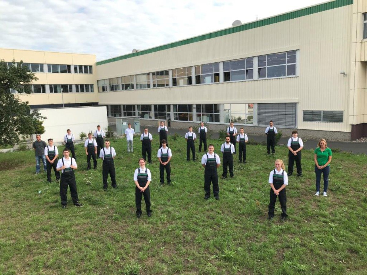 Neue Auszubildende Am Schaeffler Standort Hochstadt Begrusst Pressemitteilungen Schaeffler Industrial Drives